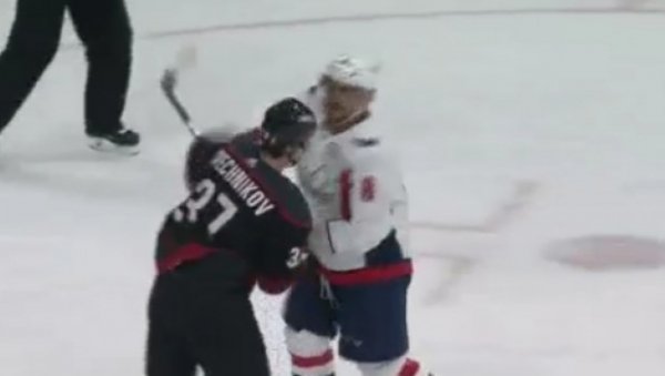 Появилось видео, как барнаульский хоккеист забил чудо-гол из-за ворот в матче НХЛ