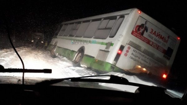 В Барнауле автобус с пассажирами слетел с дороги