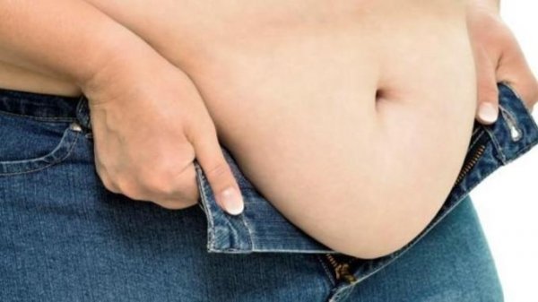 Диетолог рассказала, откуда берется жир на животе и как его убрать