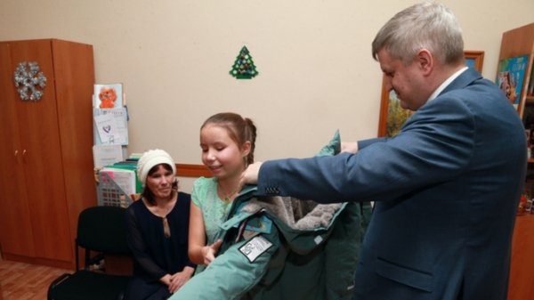Томенко исполнил новогоднее желание девочки из алтайского села