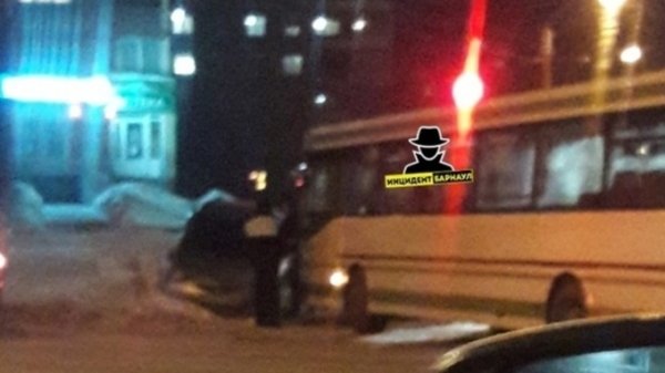 Пассажирский автобус протаранил легковушку в Барнауле