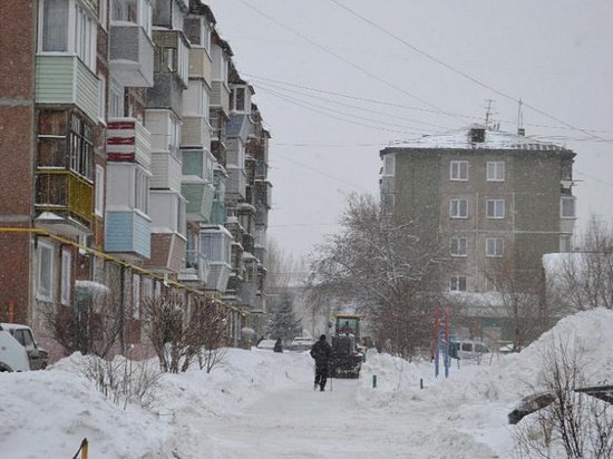 Огромное количество снега вывезли ночью из Барнаула