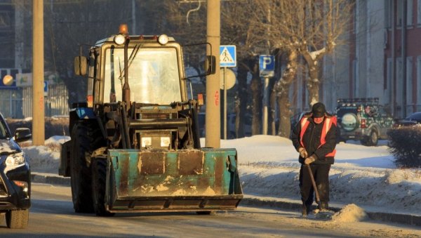 В Барнауле дорожники отчитались об активной борьбе со снегом после претензий прокуратуры