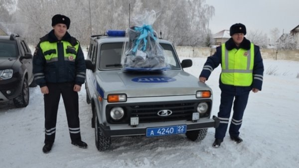 Алтайские полицейские привезли подарки спасенной ими роженице