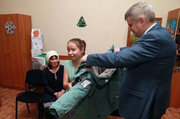 Виктор Томенко подарил девочке зимнюю куртку