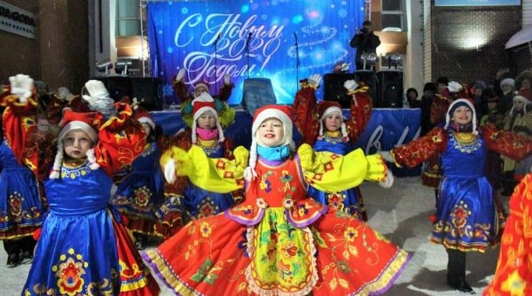 Около трех тысяч барнаульцев посетило открытие новогоднего городка на улице Мало-Тобольской