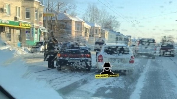Движение трамваев на одной из улиц Барнаула остановилось из-за ДТП