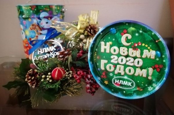 Предприятие Алтай-Кокс подготовил для детей Заринска новогодние подарки