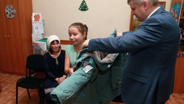 Губернатор Томенко подарил девочке из алтайского села зимнюю куртку