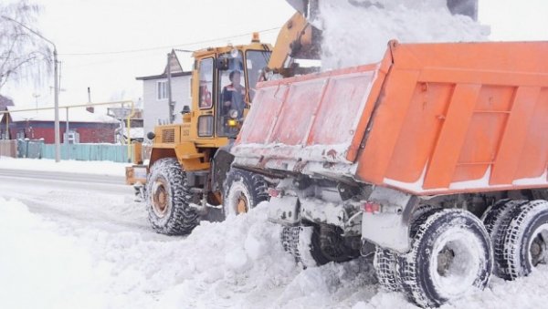 Коммунальщики пытаются вызволить Барнаул из снежного плена