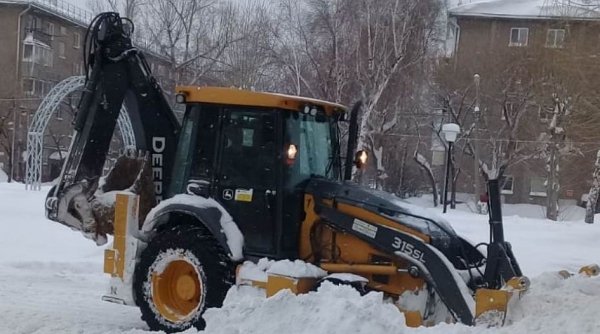 Накануне в Барнауле почистили от снега дворы и проезды