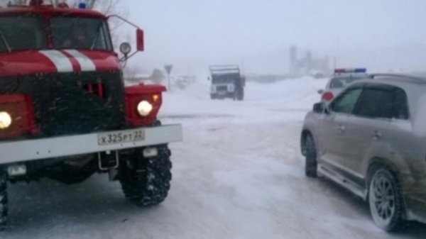 Алтайские пожарные помогли беременной женщине добраться до больницы в сильную метель