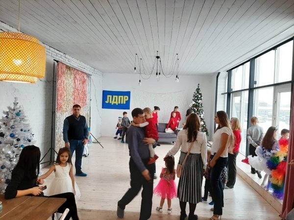 Актив ЛДПР в Бийске поздравил у ёлочки ребятишек из многодетных семей