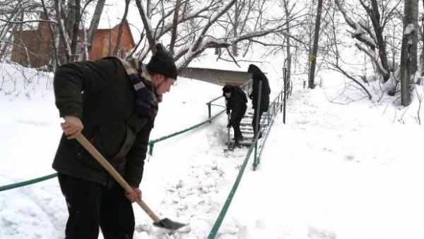 На войну со снегом в Барнауле отправили волонтеров