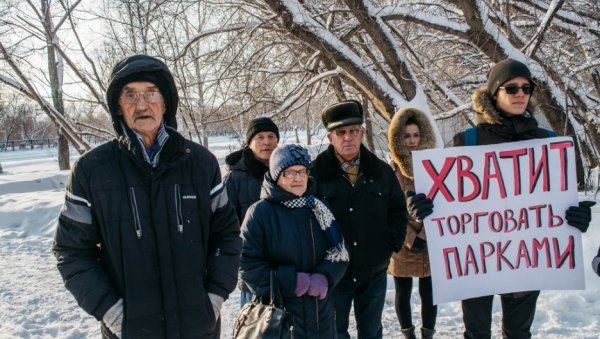 «Давайте не давать»: как в Барнауле митинговали против спорткомплекса в парке Ленина