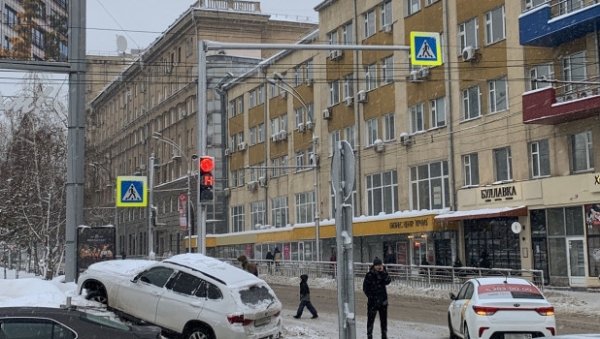 В центре Новосибирска BMW «окопался» в сугробе после столкновения с такси