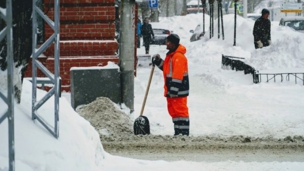 Труда вложили много, а эффекта мало: власти рассказали об уборке снега в Барнауле