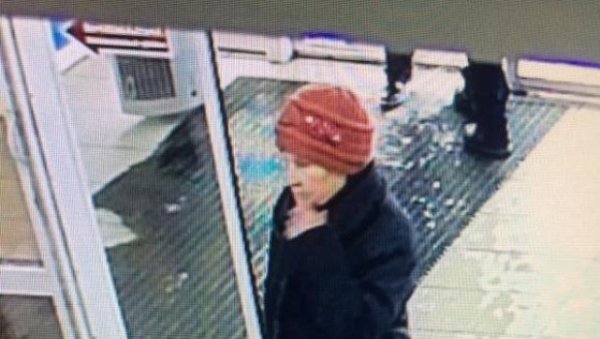 В Бийске разыскивают пенсионерку в вязаной шапке, укравшую мобильник