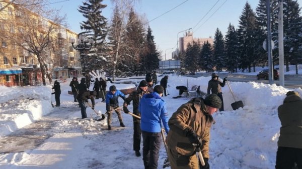 Осужденных на Алтае начнут привлекать к уборке школ, детсадов и парков от снега