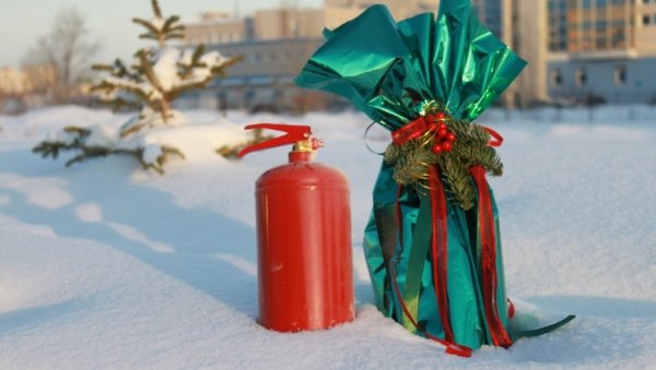 Барнаульская компания подарила огнетушители партнерам на Новый год