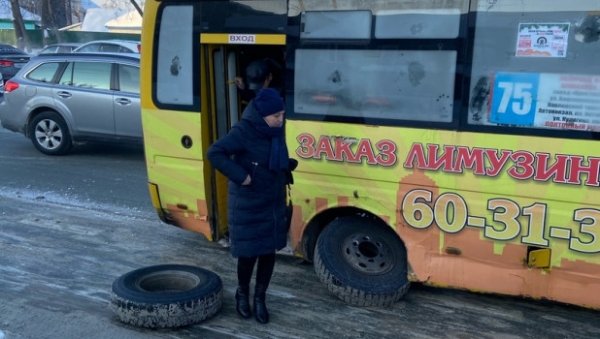 В Барнауле маршрутка потеряла в пути колеса