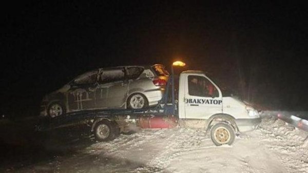 Из-за непогоды два автомобиля влетели в отбойник на алтайской трассе