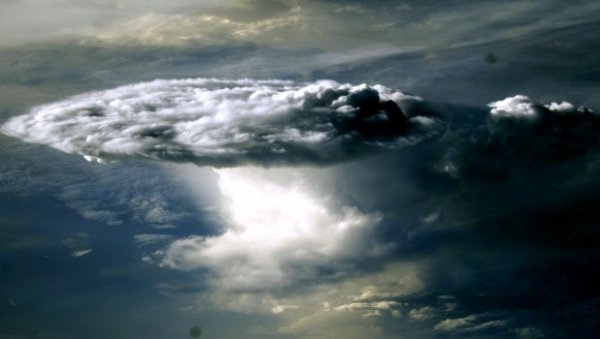 Невероятные радужные облака над Белухой показала фотограф