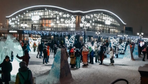 Веселые и мобильные дедушки с внучками: в Барнауле засверкал иллюминациями новогодний городок