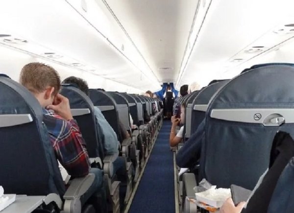 Пассажира на рейсе в Новосибирск примотали скотчем до посадки в Толмачево