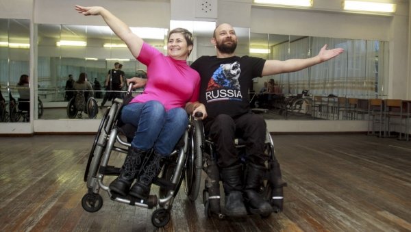 Ча-ча-ча на коляске: как барнаулец учит инвалидов танцевать