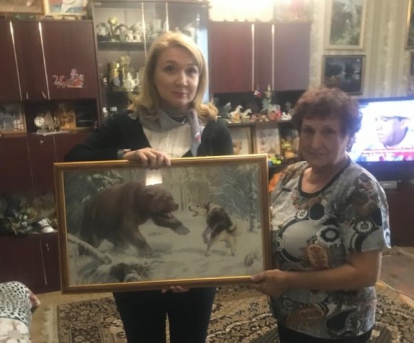Пенсионерка из Славгорода вышила для Путина картину с медведем и волком