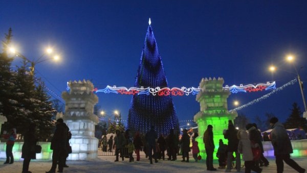 Новогодняя елка в Барнауле «дотянулась» до пятерки самых высоких в России