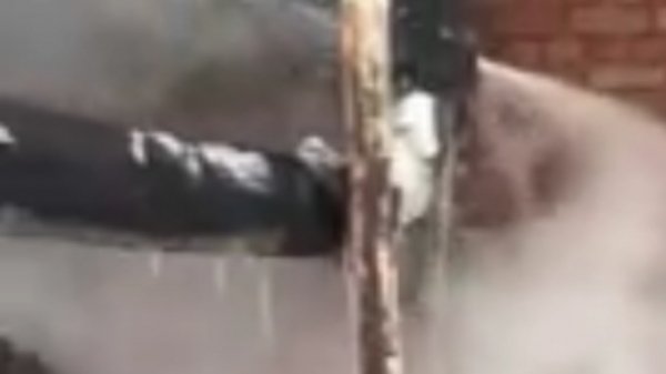 Порыв трубы отопления обернулся "горячим душем" для барнаульцев. Видео