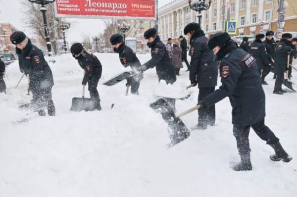 Барнаульские волонтеры подключились к очистке города от снега