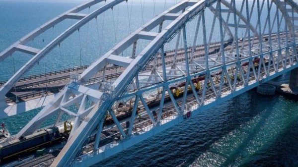 Путин в кабине машиниста открыл железнодорожное движение по Крымскому мосту