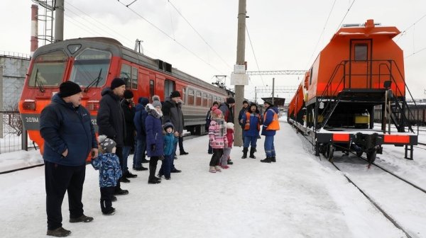 Детям сотрудников Алтай-Кокса провели экскурсию по заводу и показали новогодний спектакль