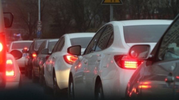 Многокилометровые "новогодние" пробки растянулись в Барнауле
