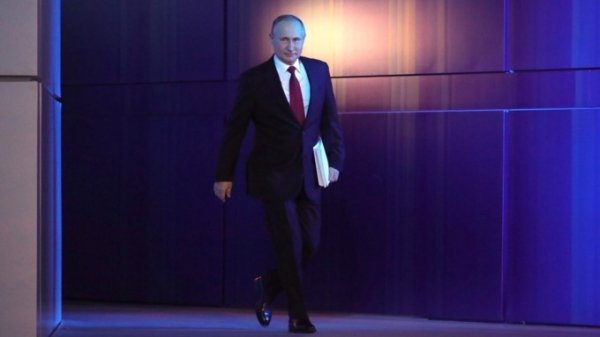 Делится властью и готовит себе новое место. Эксперт о политической реформе Путина