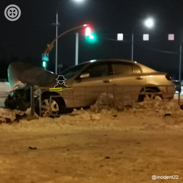 Соцсети: ДТП с участием КамАЗа и двух легковых автомобилей произошло в Барнауле