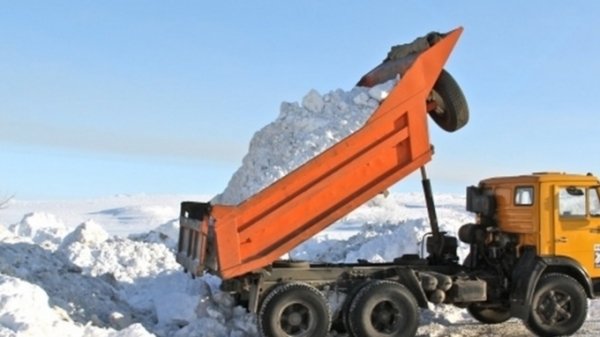 Более 41 тысячи кубометров снега вывезли из Барнаула в выходные
