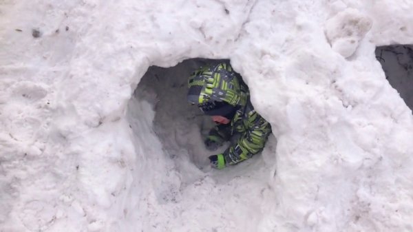 В Алейске 11-летний мальчик чуть не погиб в вырытом им снежном туннеле