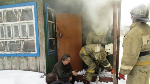 Алтайские пожарные спасли парня из горящего дома