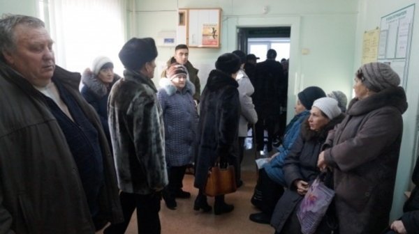 Барнаульские эсеры столкнулись с большими очередями в пунктах выдачи лекарств