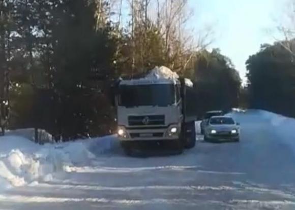 Вывозят тонны снега в лес: жители Боровой Заимки перекрыли дорогу КАМАЗАМ