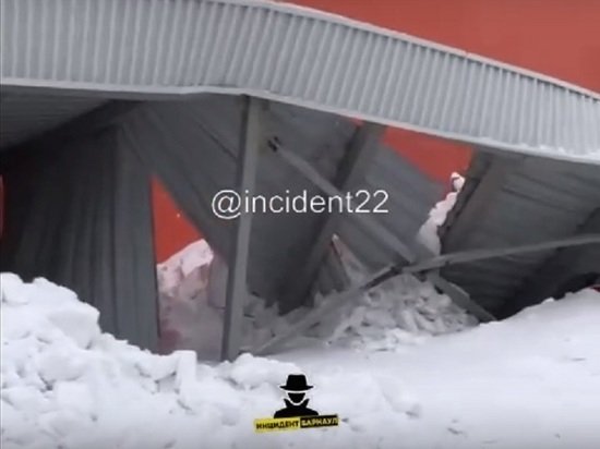 Крыльцо не выдержало тяжести снега и рухнуло в барнаульском ТРЦ