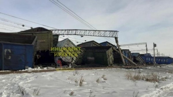 Товарняк с углем сошел с рельсов в Сибири