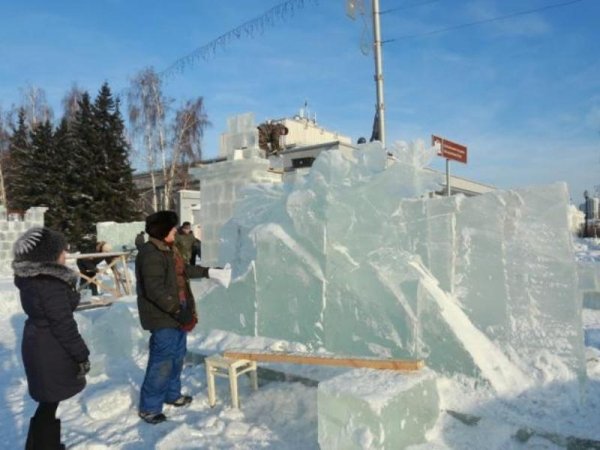 На площади Сахарова демонтируют снежный городок