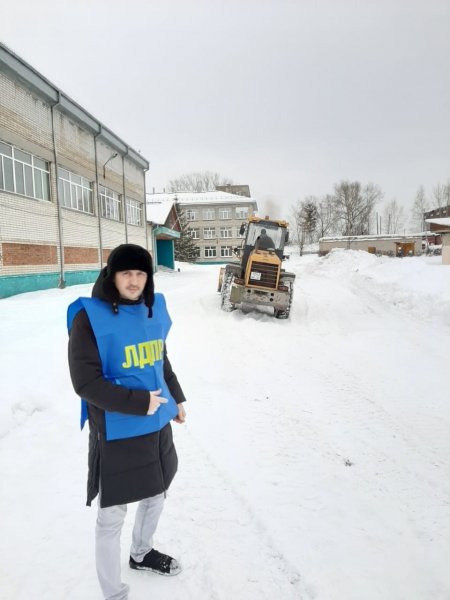ЛДПР сказал и сделал: Бийские «соколы» арендовали трактор, чтобы почистить от снега школу