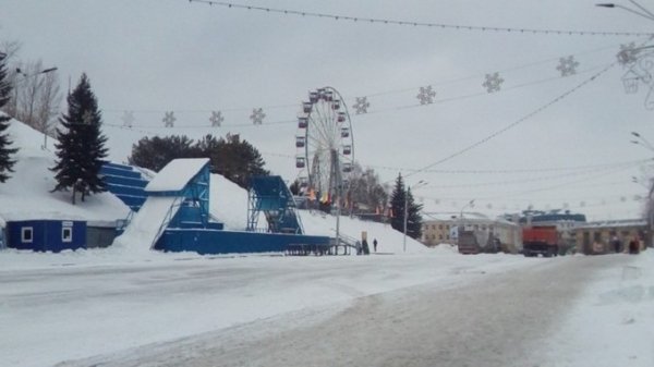 На площади Сахарова разобрали снежный городок