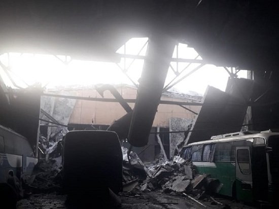 Барнаульский автоперевозчик лишился двух автобусов из-за обрушения крыши на автобазе